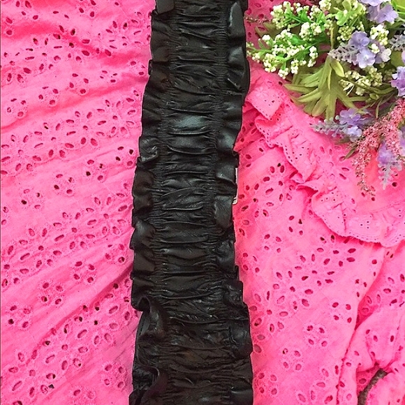 🌺🖤Express Black Ruffled Wide Stretch Belt (M/32 1/2”)🖤🌺 - Picture 3 of 5